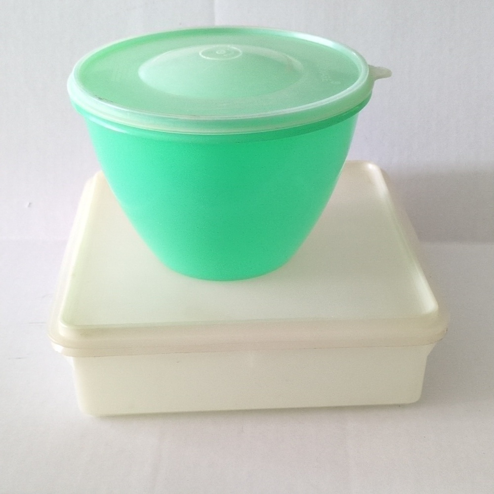 That's a Bowl Tupperware and square Tupperware storage container.